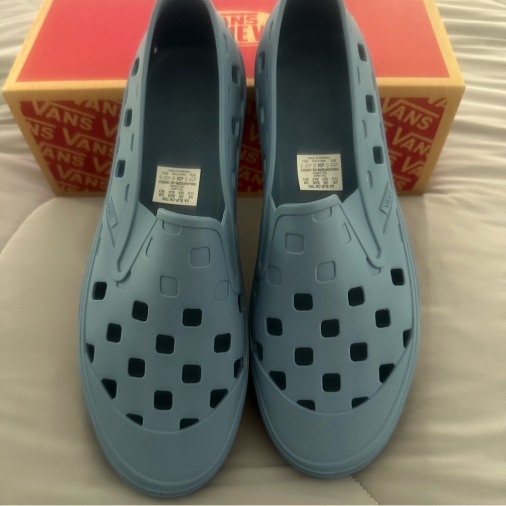 NIB Vans Slip-on Trek Trk Rubber Shoes Captains Blue Size 11 Men’s
Never worn.